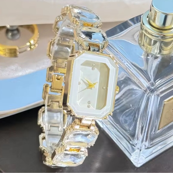 New! Classic Luxurious Gold and white Women\'s Watch